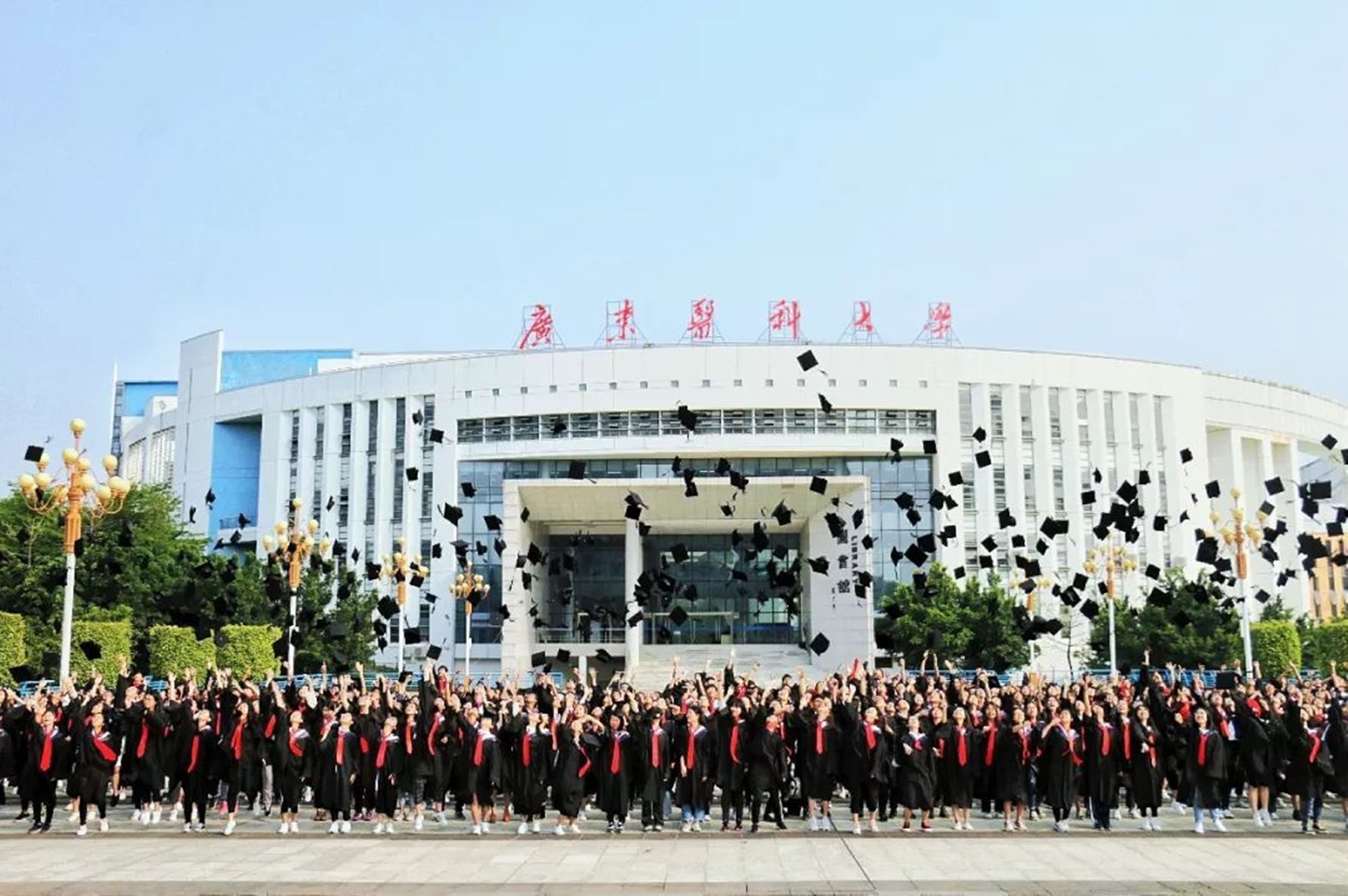 适合中等生“捡漏”的3所医科大学，就业前景明朗，500分就能报考