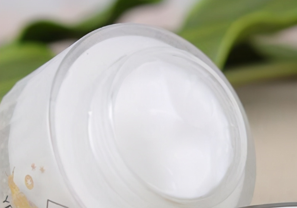 面霜涂上有点刺痛感然后很清凉,面霜涂在脸上刺痛过一会就好了