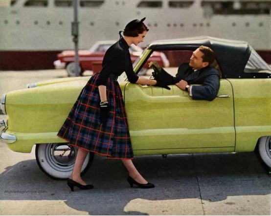 秋天穿裙子好看还是裤子好看,半身迷笛裙穿搭