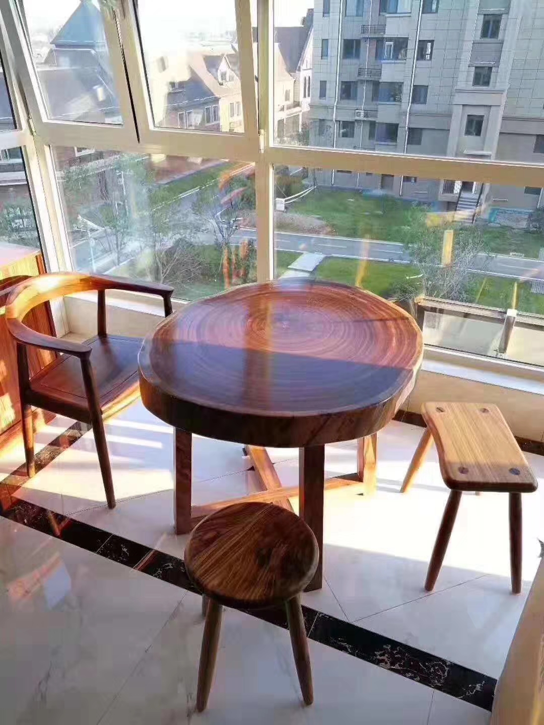 暗访东莞天价大板生产基地，原料全是称斤烂木头，富豪还排队来买