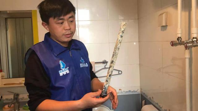 热水器长年没清洗，脏水哗哗流不停，看看洗澡水有多脏