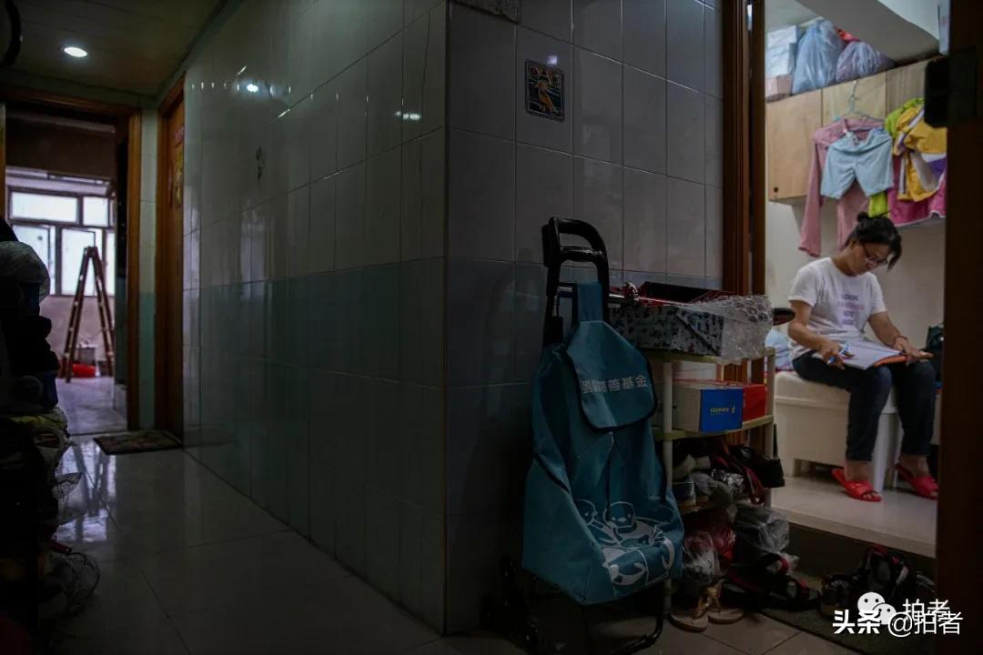 香港劏房妈妈生3个女儿,香港住劏房的妈妈