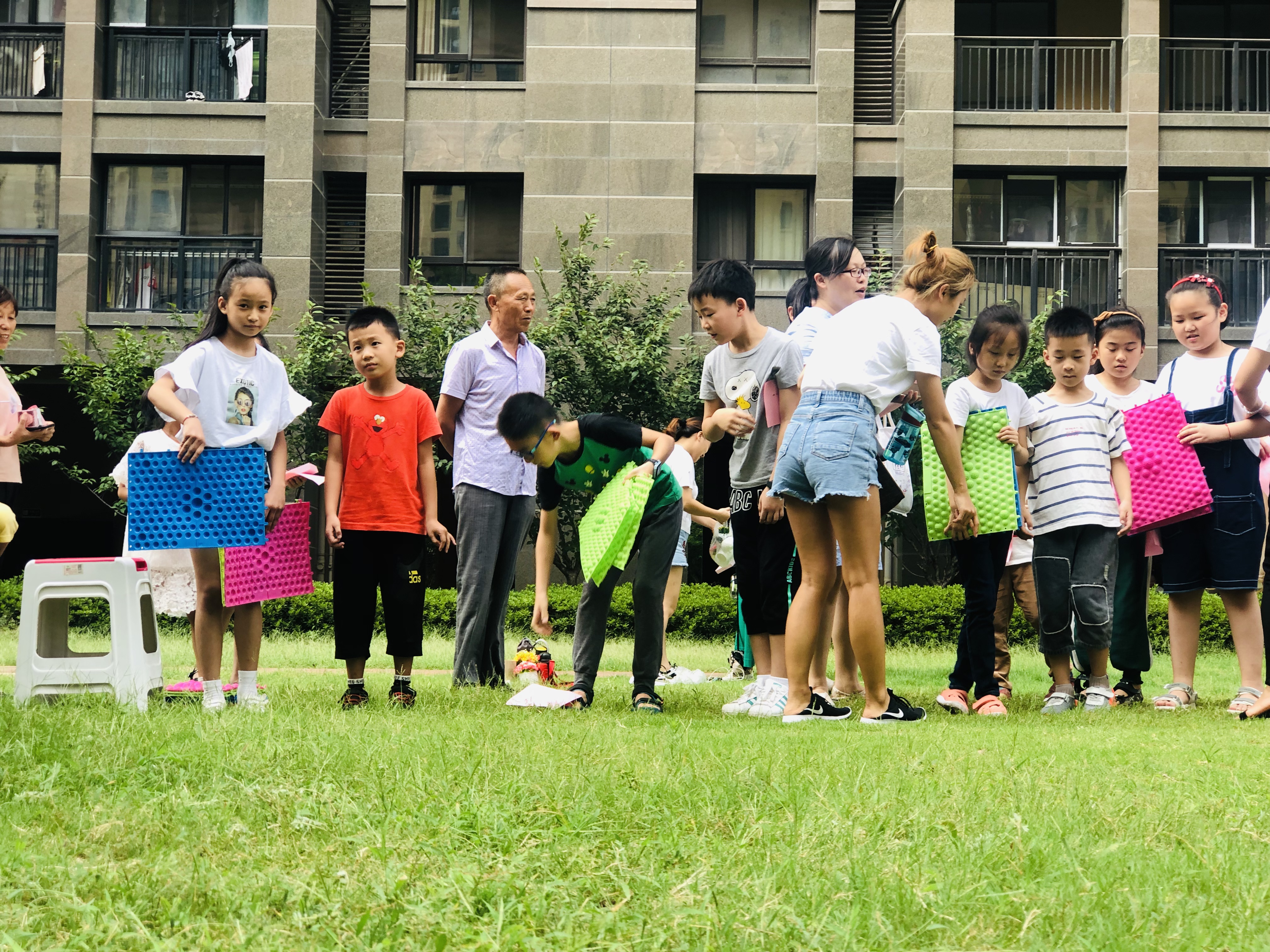 垃圾分类推动居民走向文明自觉,垃圾分类进社区童心同行助环保