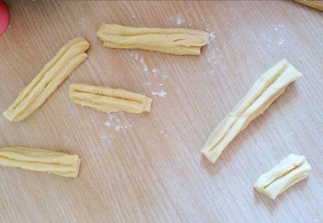 用普通面粉炸油条的做法家庭版,1碗面粉1个鸡蛋教你炸健康油条