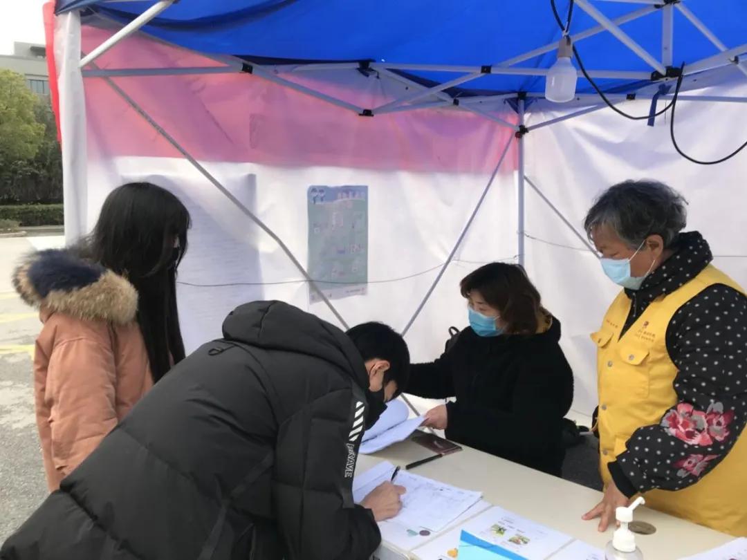 他一直都在诗歌,她一直都在作文600字