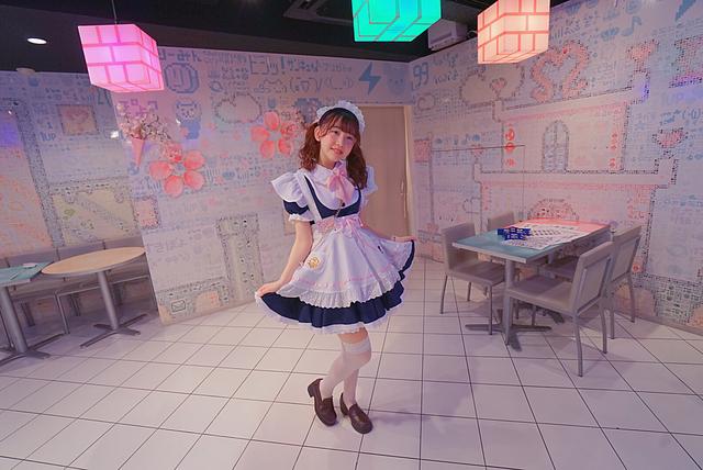 实拍日本大阪“女仆店”，满满可爱风，美少女跪在地上为客人服务