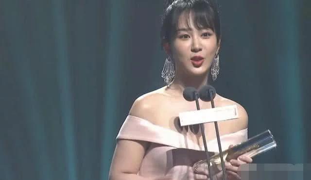 主持人提到李现杨紫反应,主持人口误把杨紫名字叫错