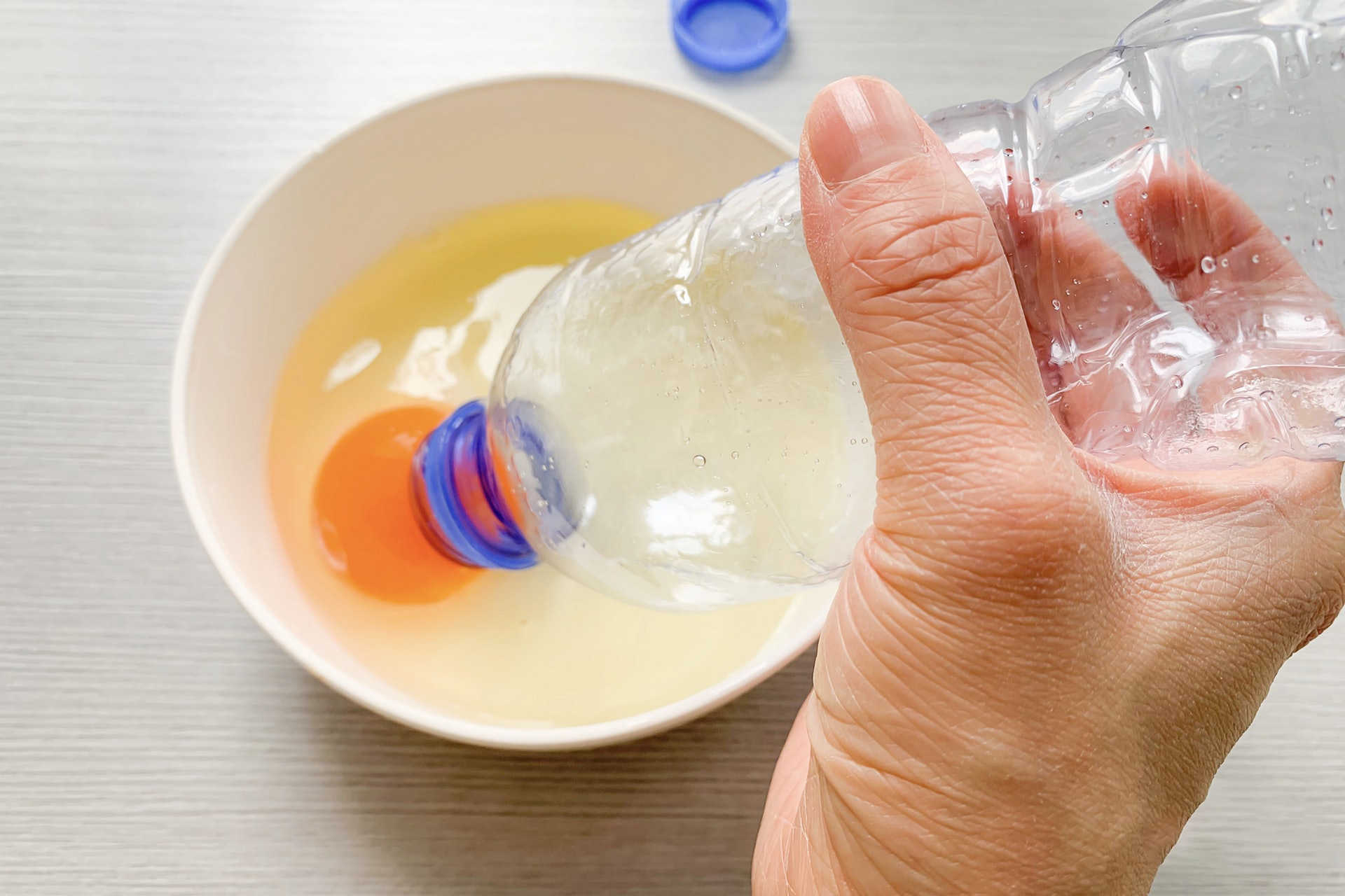 自制打蛋神器教程,用塑料杯做打蛋神器