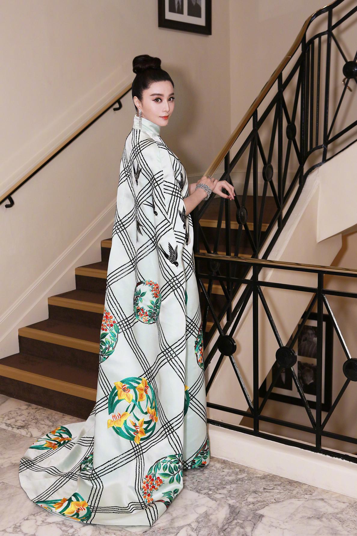 范冰冰也忒“彪悍”!披条“床单”就去走红毯了,被记者疯狂*拍偷**