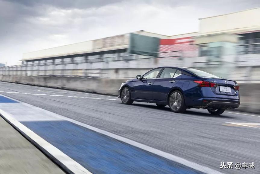 全新天籁竞争力分析，设计、舒适性有优势，但运动只表现在发动机