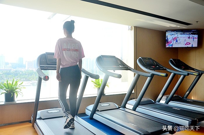 高温天气宅家不无聊,高温暴雨都挡不住人们游玩的步伐