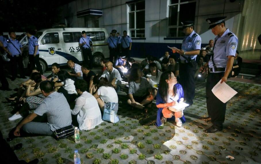 警方破获特大传销案家中藏7000万,破获特大网络传销案现场