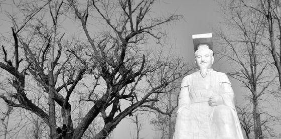 一清官，为民伸冤，杀公主恶奴，皇帝以死相逼也绝不低头