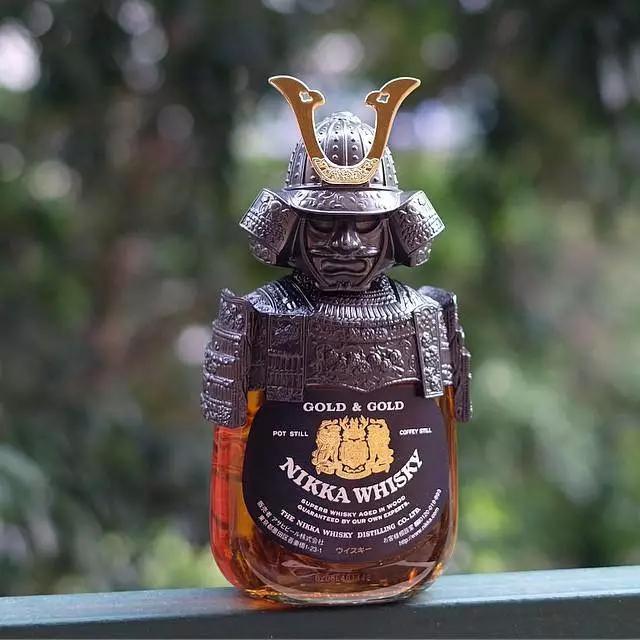 鉴赏威士忌酒瓶的艺术,造型奇特威士忌酒瓶