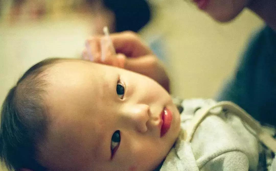 宝宝脏了怎样清洗干净,小月龄宝宝下半身怎么清洗