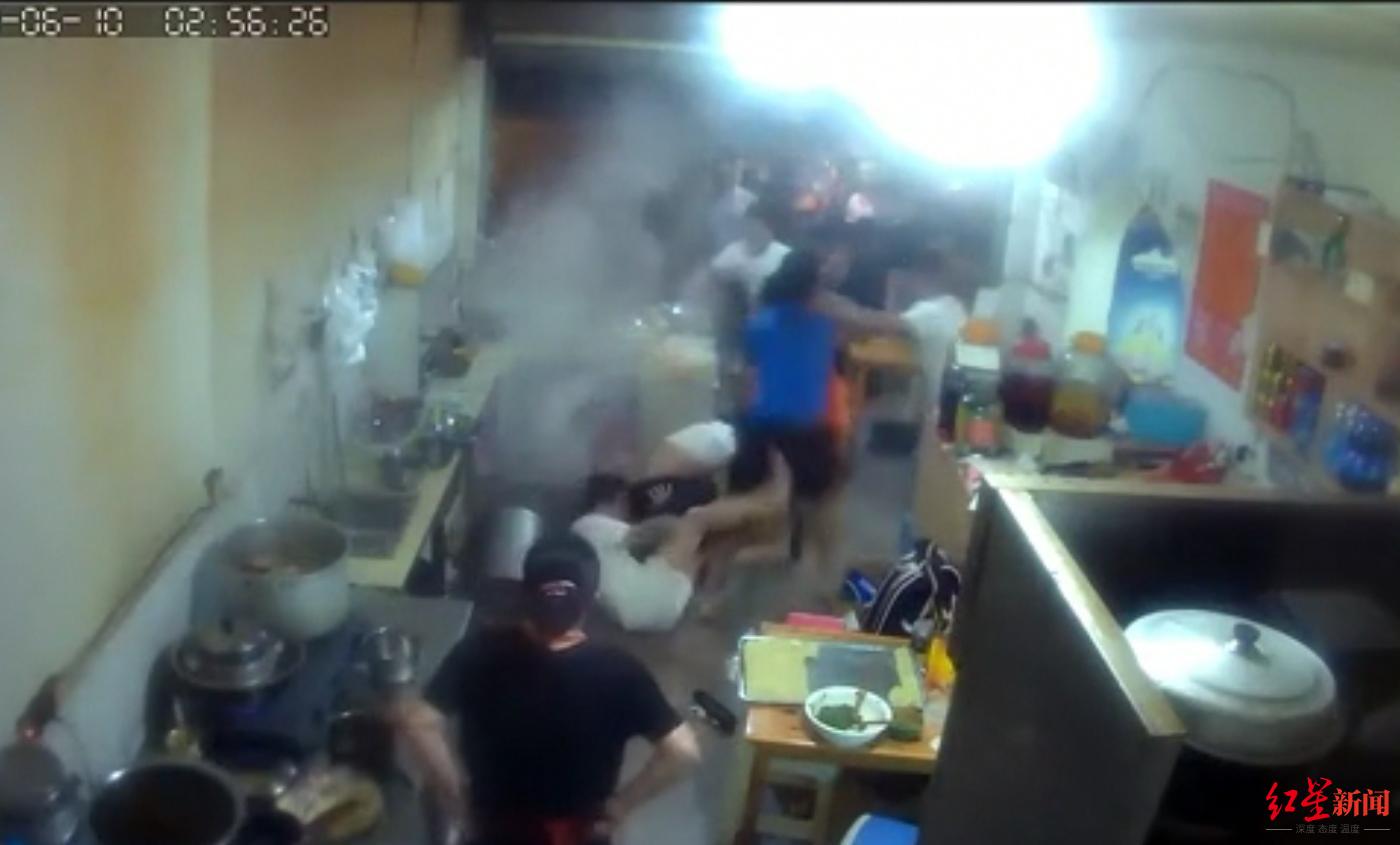 顾客斗殴致店主3人被烫伤,顾客打架致店主等3人被烫伤