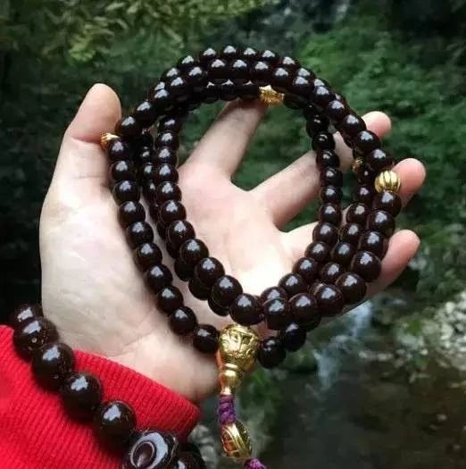 沉香手串包浆好还是不包浆好,怎样分辨包浆和不包浆的手串