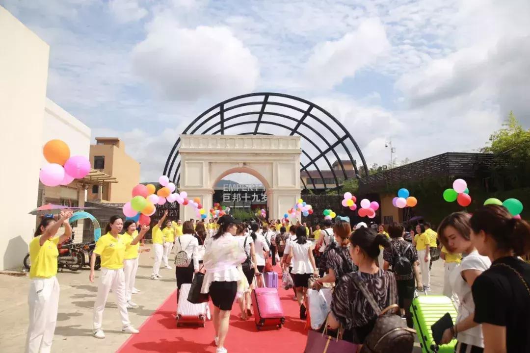 巨邦快乐集结号丨看见了,其中一艘游艇上,是我们的船长大舅哥