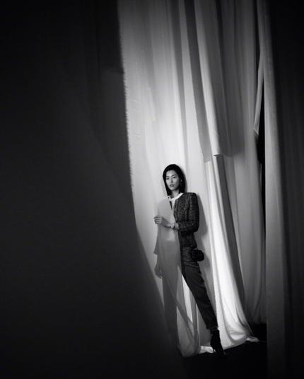 刘雯穿小香风马甲,刘雯笑脸围巾