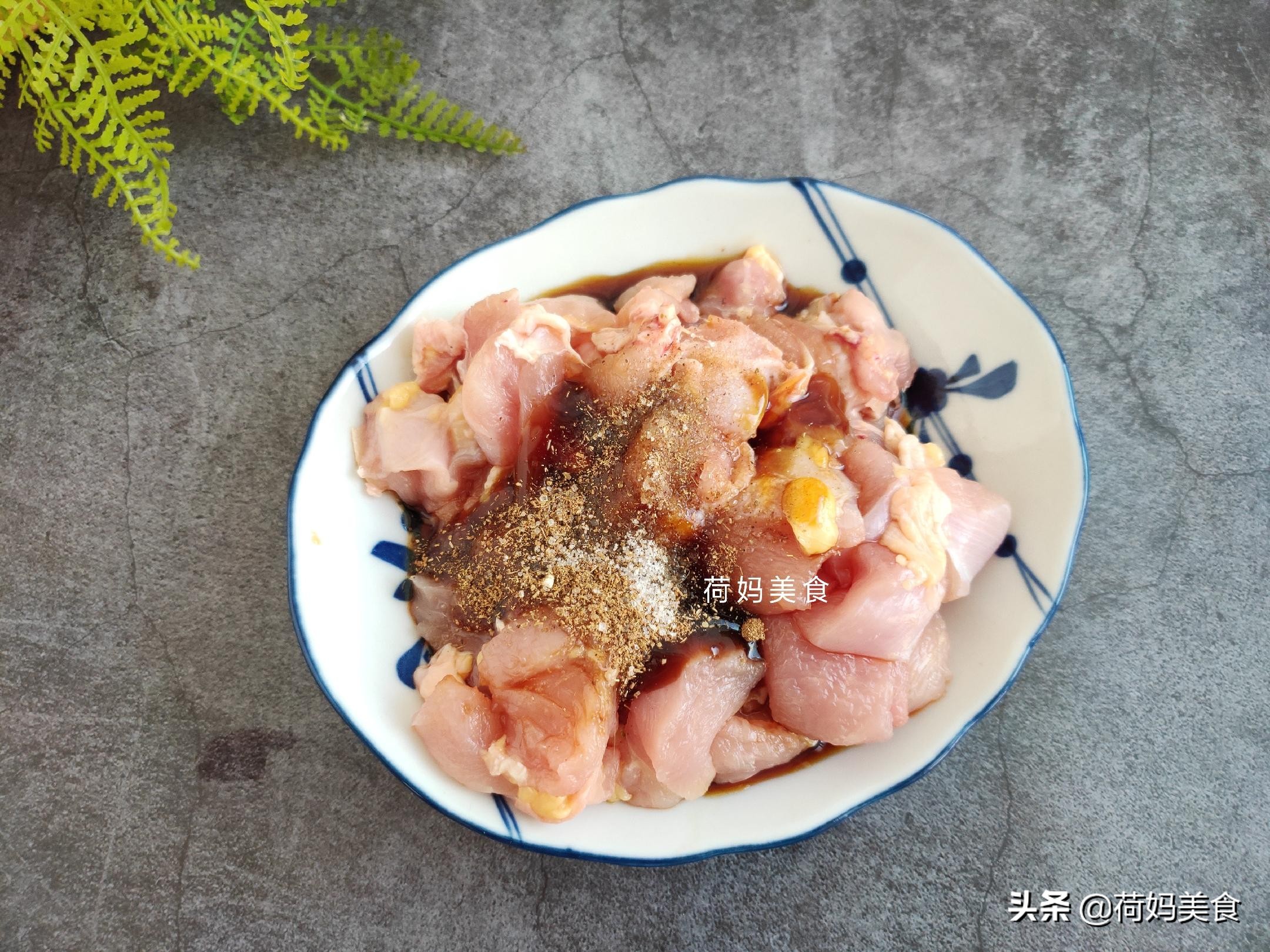 教你在家做荷香糯米鸡,清香软糯,入口滑嫩好吃,简单几步就搞定