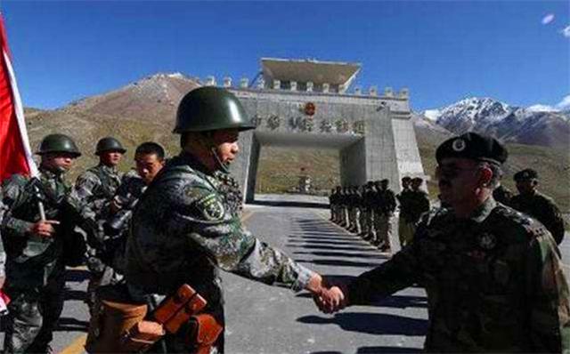 两国士兵互相蹭饭吃,中俄两国在边境互相蹭饭