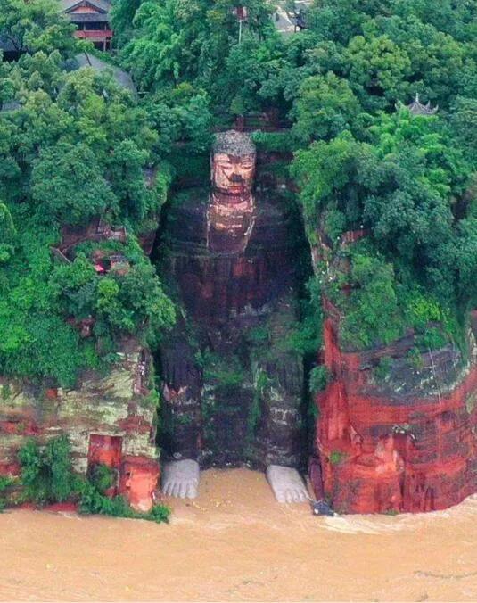 乐山大佛是因为洪水修建的吗,乐山大佛脚被水淹没奇观出现