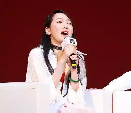 萨顶顶被质疑假唱直接清唱,萨顶顶拿反话筒假唱事件始末