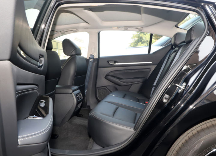 曾经的b级合资轿车之光帕萨特,曾经的b+级热门车君越