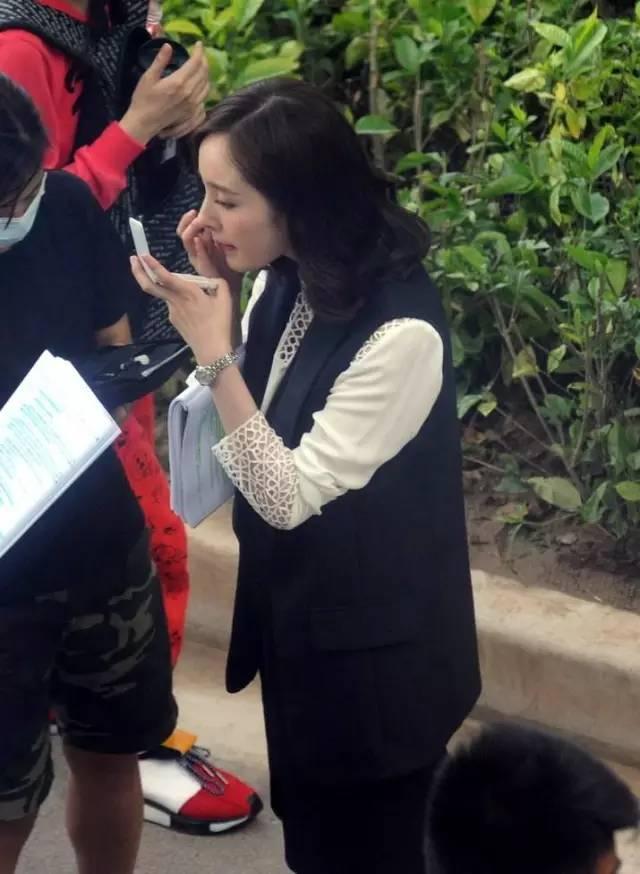 为啥刚上完粉底液过一会就特别黄,为什么刚涂粉底液就觉得浮粉