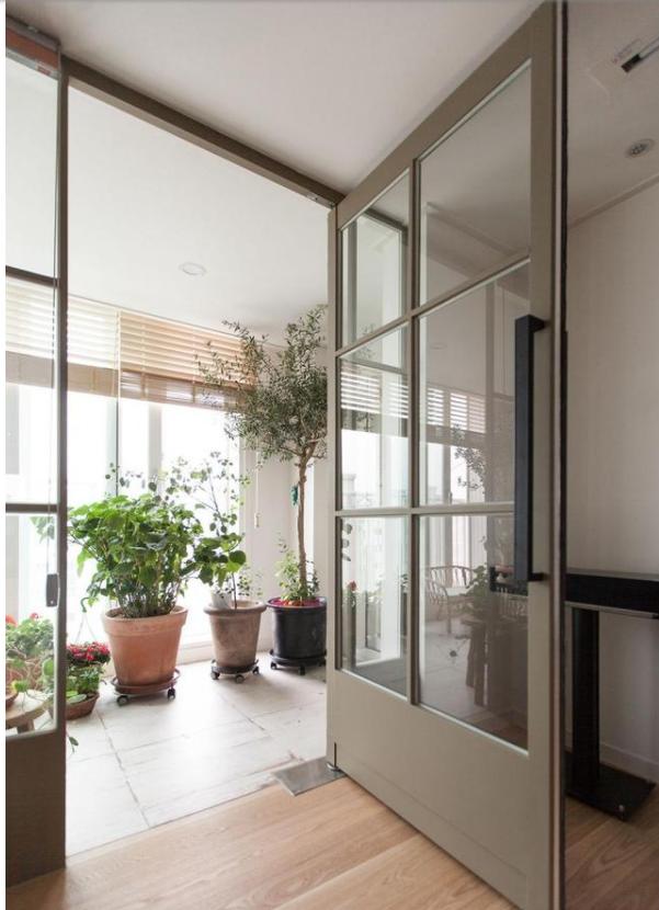 阳台隔断折叠门好还是拉门好,阳台断桥铝门窗用推拉好还是平开