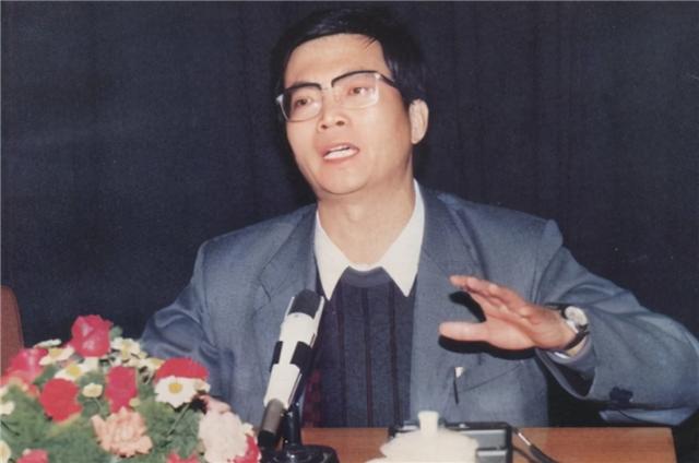 “气功大师”严新：80年代的大忽悠，跌落神坛后，狼狈逃往海外