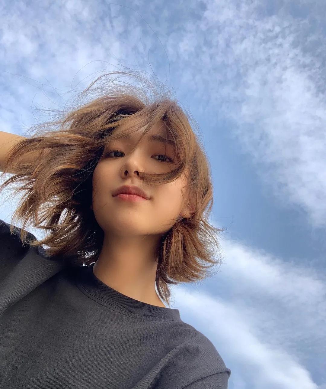 这个被嘲矮的超模火了！一脸硬伤，为啥还被Dior、Prada抢着宠？