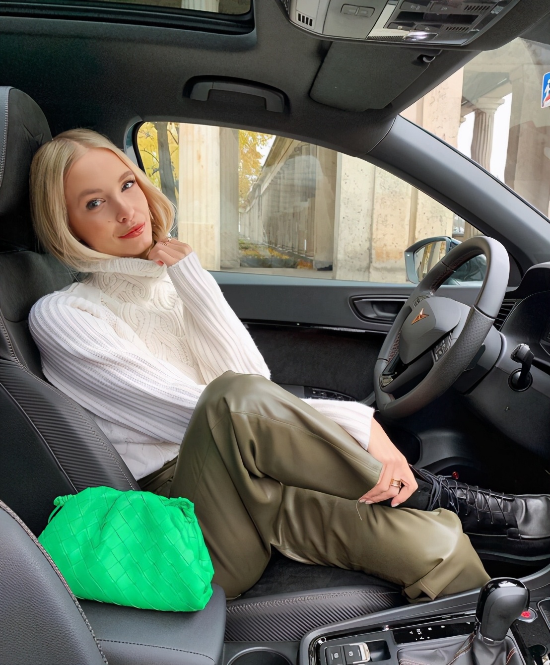 皮裤上窄下宽加长,皮裤时髦穿法