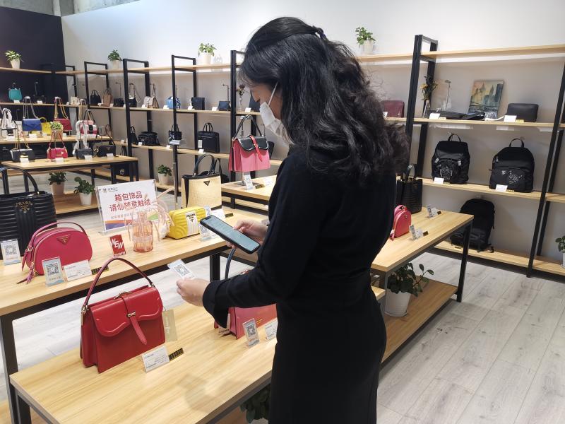 3500余种进博会同款商品五五折起？价目表记者拍下来了……