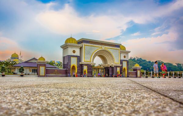 椹潵瑗夸簹鍚夐殕鍧′簯椤跺北璧屽満,椹潵瑗夸簹鍚夐殕鍧¤豹鍗庝竷鏃ユ父