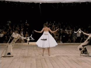 Gaga最爱的设计师麦昆，用自己受虐的经历，创作无数举世设计