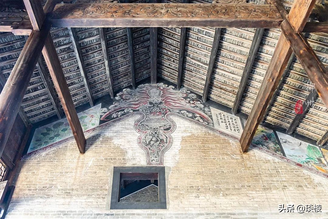 这个古镇好奇怪，门前放元宝，商号大门开洞，城隍爷与关二爷作伴