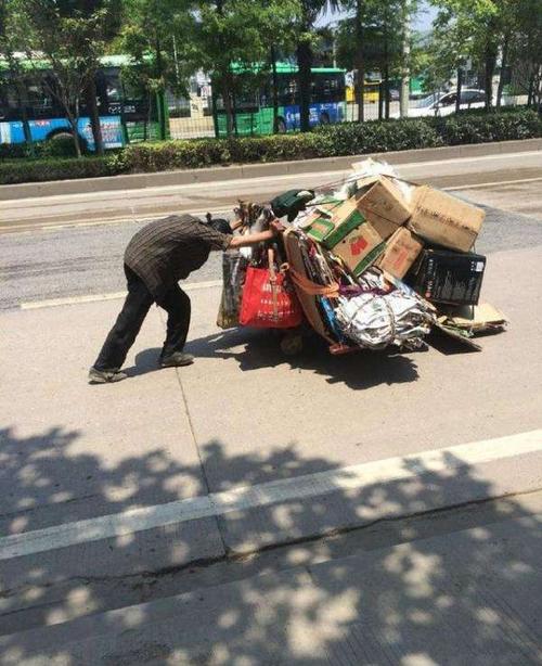 小区保洁员工作累不累,小区里物业保洁员好干吗