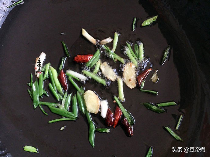 带鱼炸后怎么烧好吃又简单,带鱼的做法不用炸最好吃