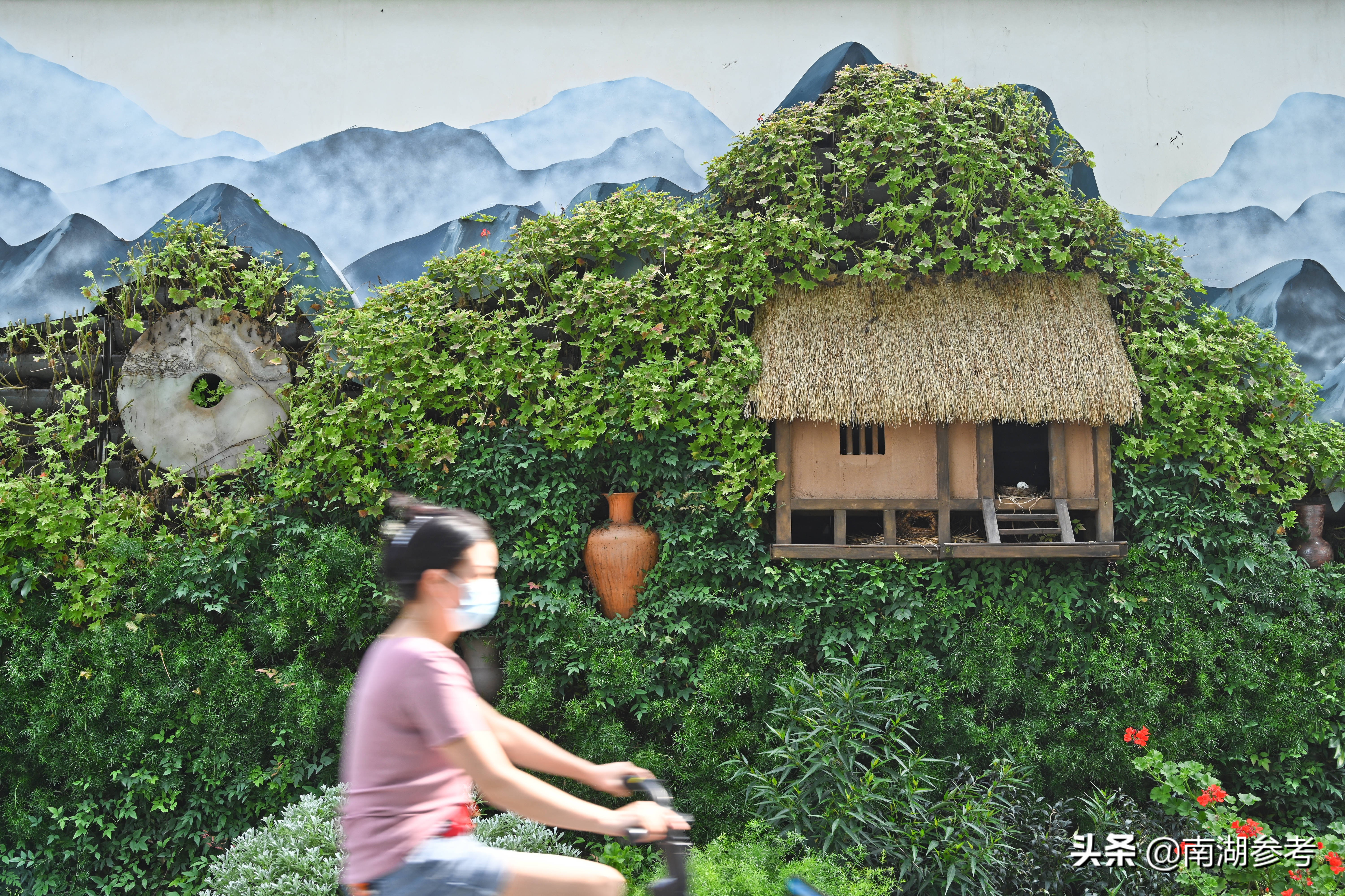 成都街头现3D木屋陶器玉璧墙绘风景“破”墙而出如画卷