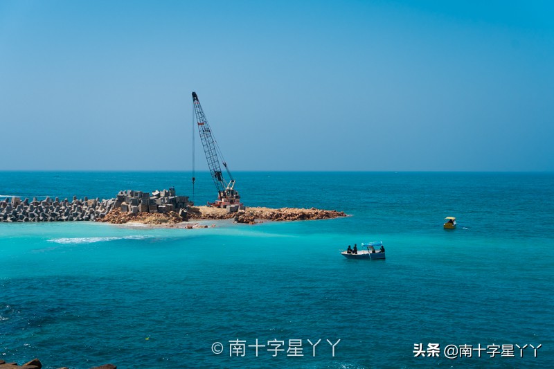 一半沙漠一半海洋图片,一半沙漠一半湖水