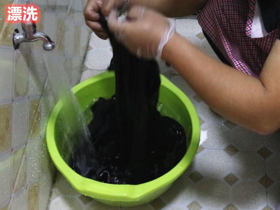 黑色被84腐蚀变色的衣服怎么复原,浸泡掉色的衣服可以恢复吗