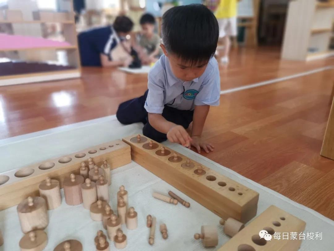 蒙台梭利怎么和儿童沟通,蒙特梭利对孩子犯错怎么批评