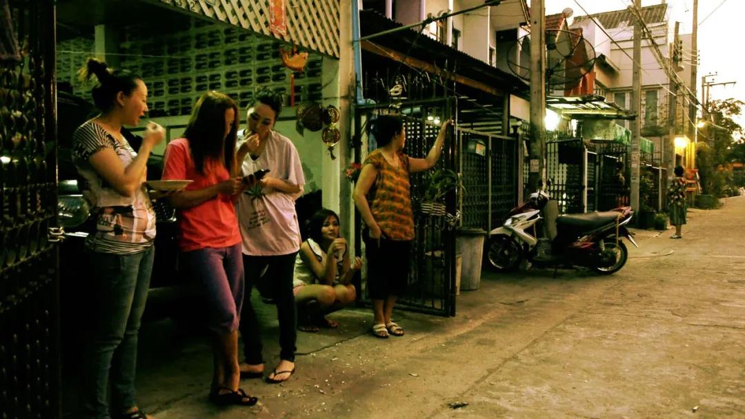 家人贩毒、偷渡、挖玉......他活成了一部电影