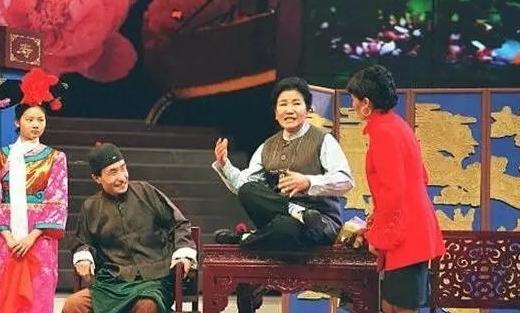 连登春晚24年现状,连登春晚8年走红后却回归家庭