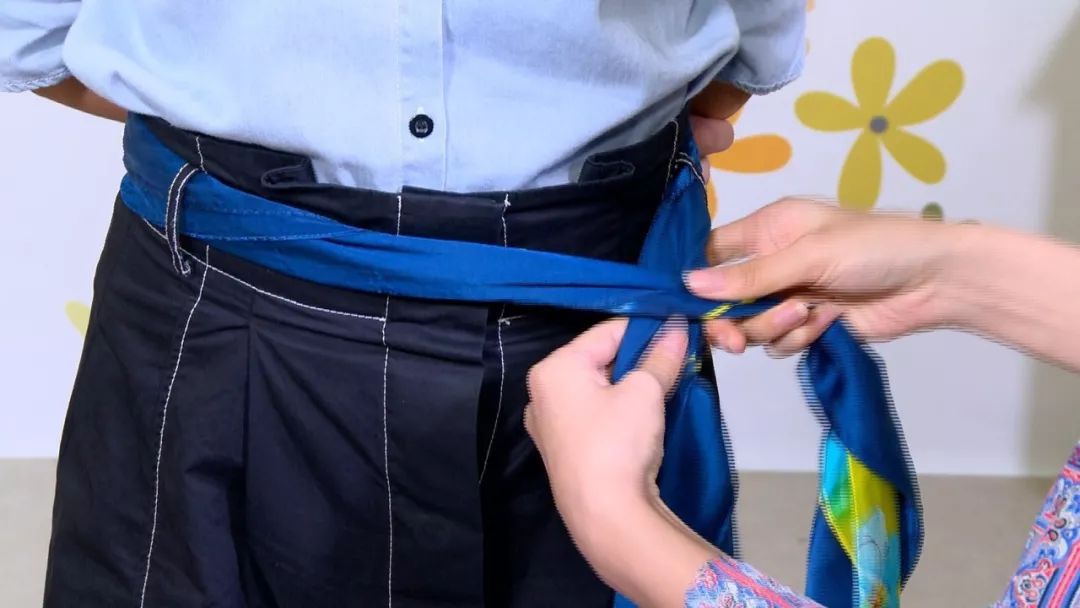 带衣领秋天丝巾的系法大全,秋天丝巾防寒各种围法