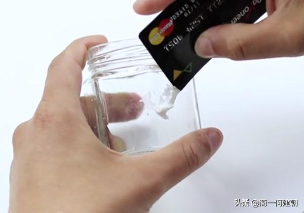 新家具标签下边的粘胶咋去掉,门上粘贴的标签怎么去除小妙招