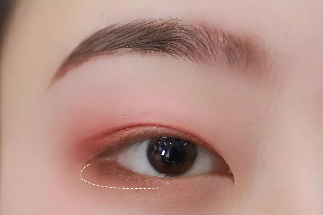 眼影怎么画新手简单又好看不显脏,日常眼影怎么画新手简单又好看