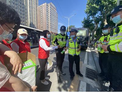 夏日送清凉志愿者辛苦挥汗如雨,志愿者为高考一线工作者送清凉