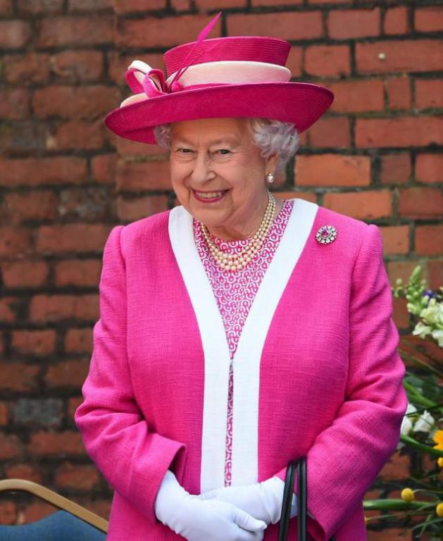 英国女王穿粉色西装,英国女王穿墨绿色大衣